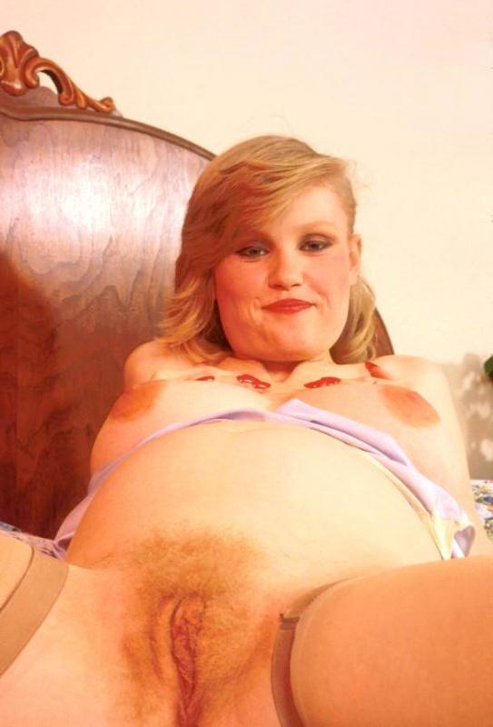 20P Pregnant gal spreading in stockings