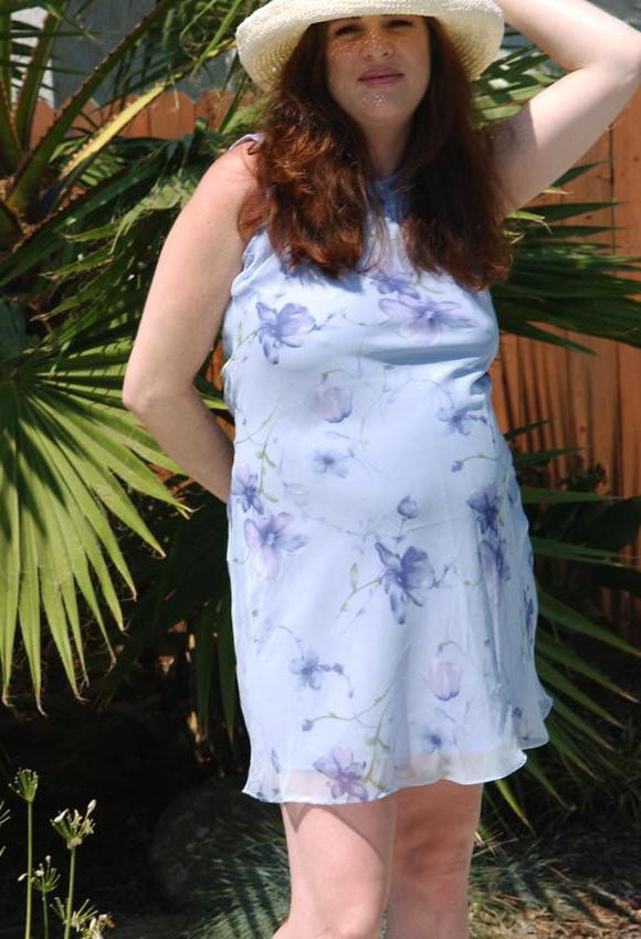 20P Pregnant lady spreading by the pool