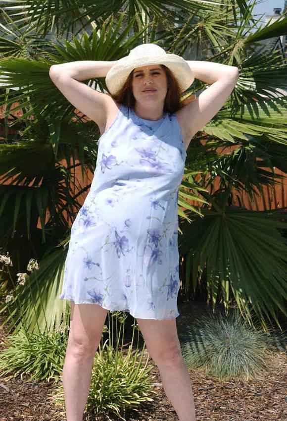 20P Pregnant lady spreading by the pool
