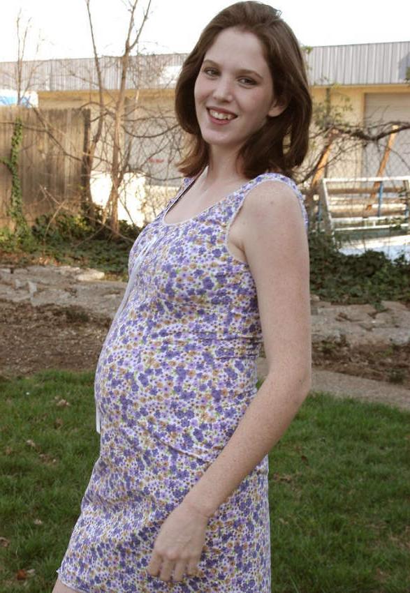 20P Pregnant gal showin asshole outdoor