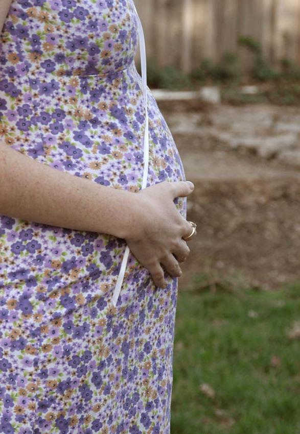 20P Pregnant gal showin asshole outdoor