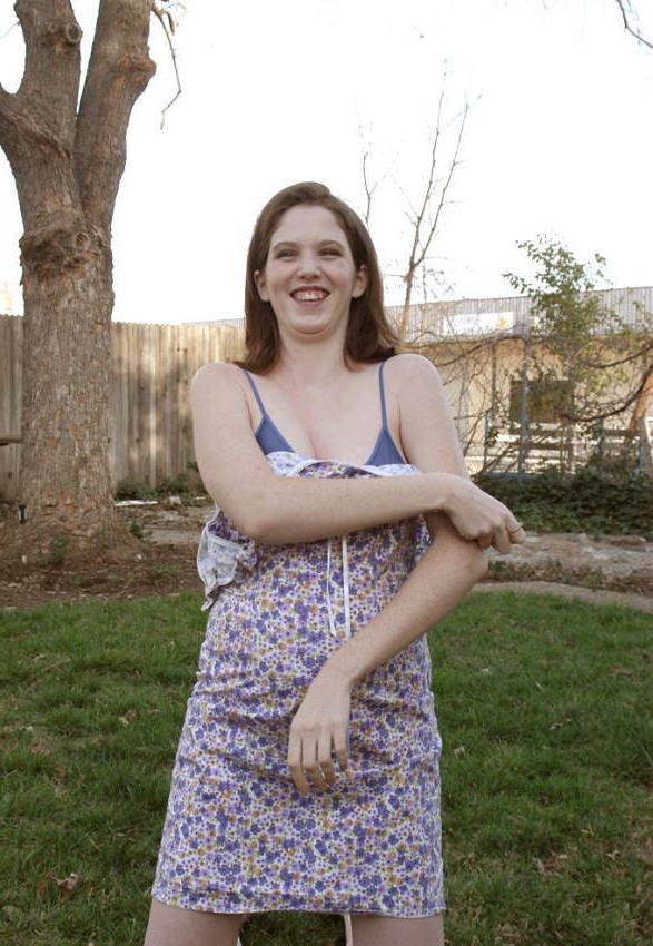 20P Pregnant gal showin asshole outdoor