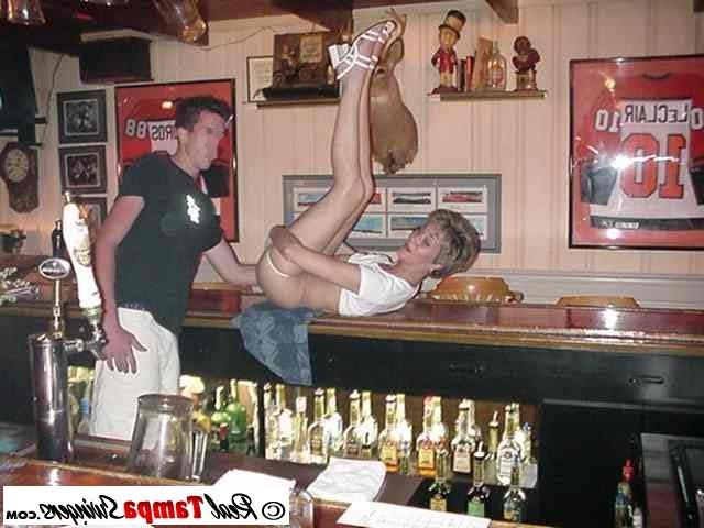 12P Barmeet member gets a blowjob in the bar