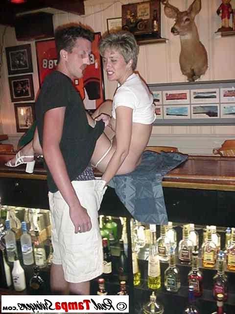 12P Barmeet member gets a blowjob in the bar