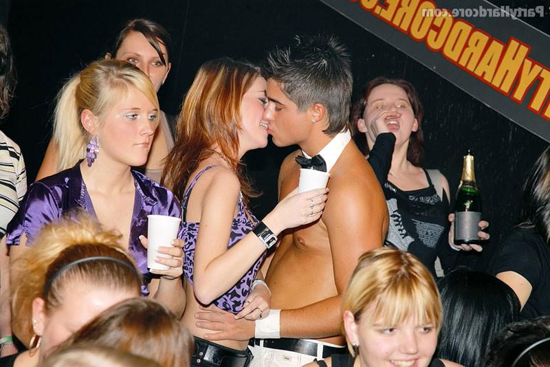 16P Party at the male stripclub with horny drunk babes