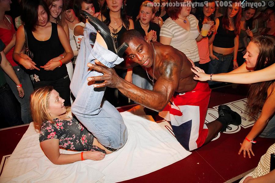 11P Drunk women go crazy for big black male stripper