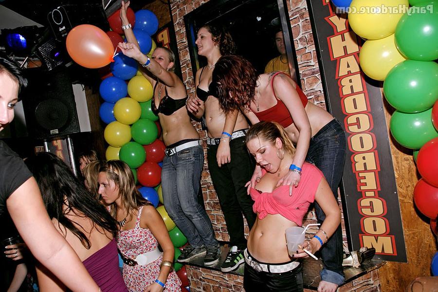16P Drunk girls get fucked by horny guys at nightclub