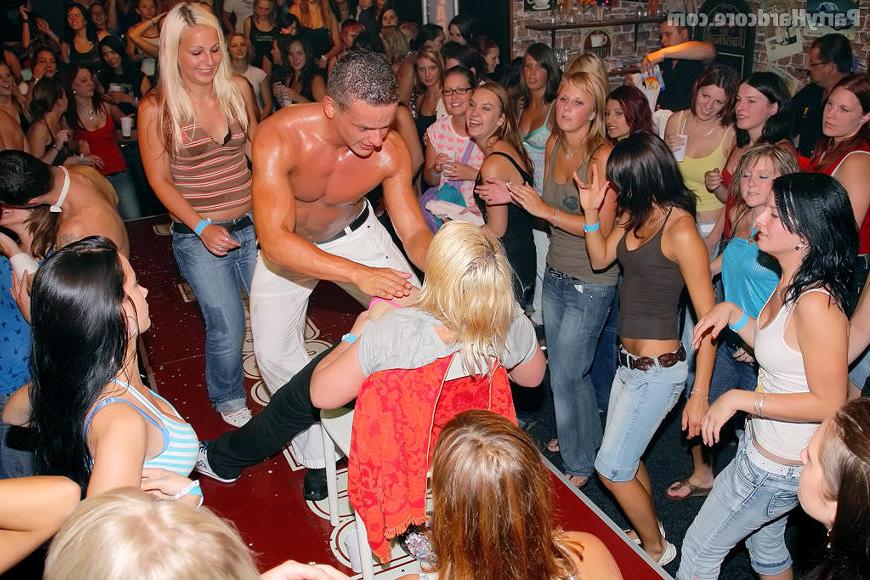 19P Sizzling amateur cfnm suck off fest at a male strip night