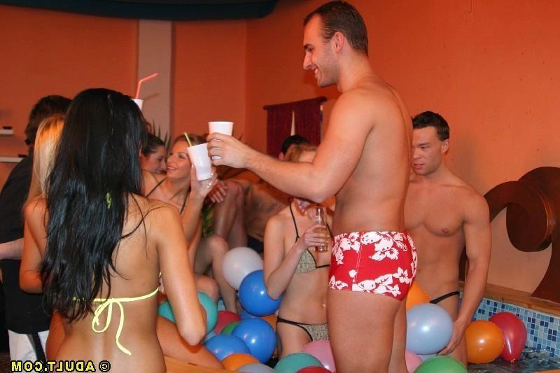 16P Hot Tub Party Goes Hardcore When the Girls Get Naked
