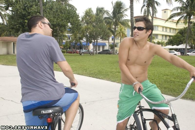 16P sucking the strage biker