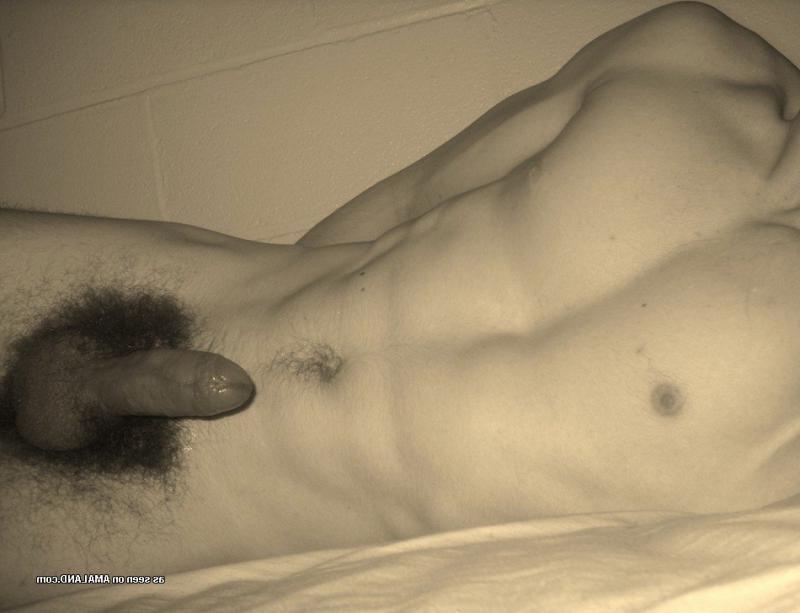 10P Collection of an amateur dude posing naked in his room