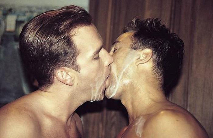20P Muscle studs mutual sucking and facial cumming joy