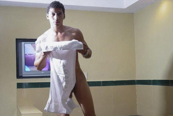 20P A latin knight washing and masturbating in jacuzzi