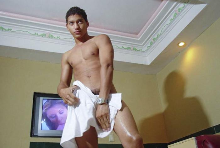 20P A latin knight washing and masturbating in jacuzzi