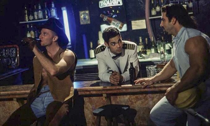 20P Black and white muscle knights sucking and cumming at gay bar
