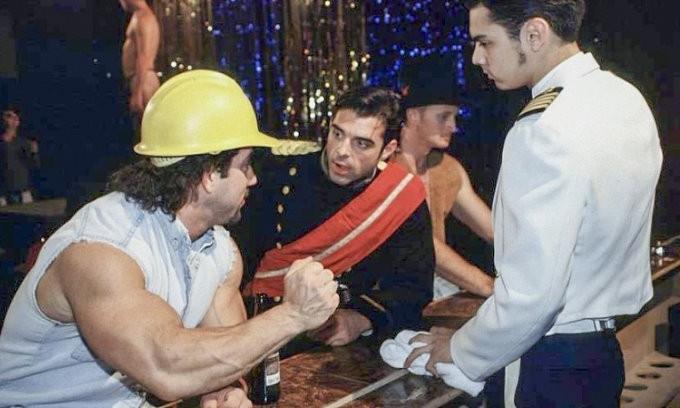 20P Black and white muscle knights sucking and cumming at gay bar