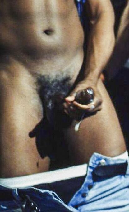 20P Black and white muscle knights sucking and cumming at gay bar