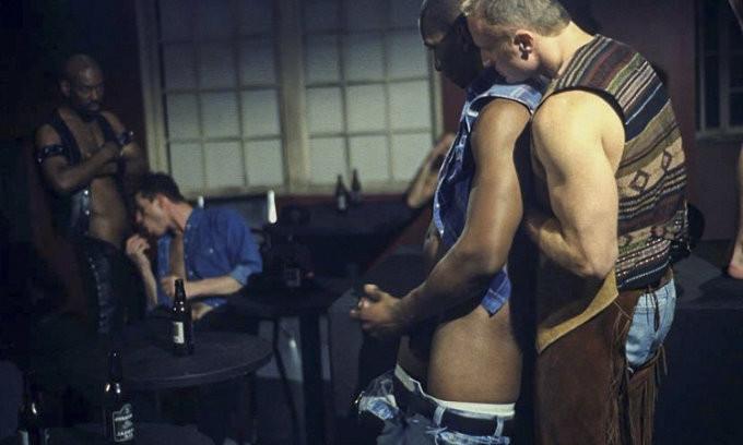 20P Black and white muscle knights sucking and cumming at gay bar