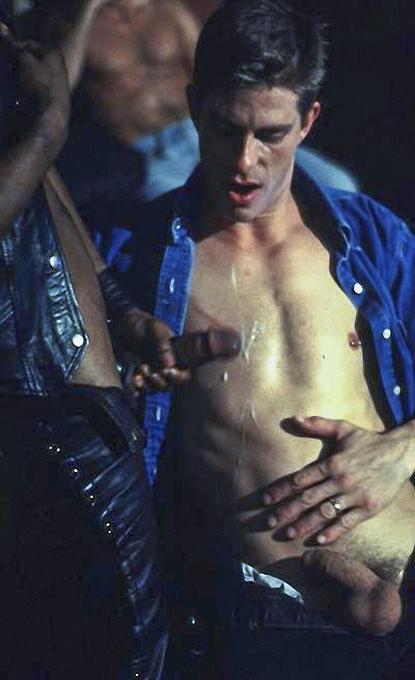 20P Black and white muscle knights sucking and cumming at gay bar