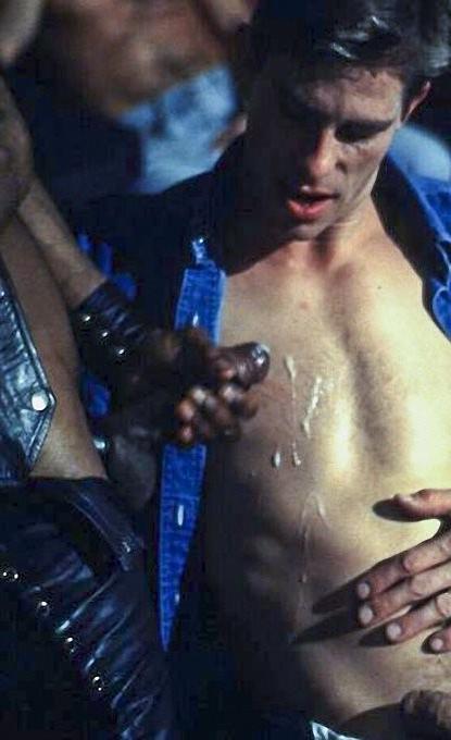 20P Black and white muscle knights sucking and cumming at gay bar