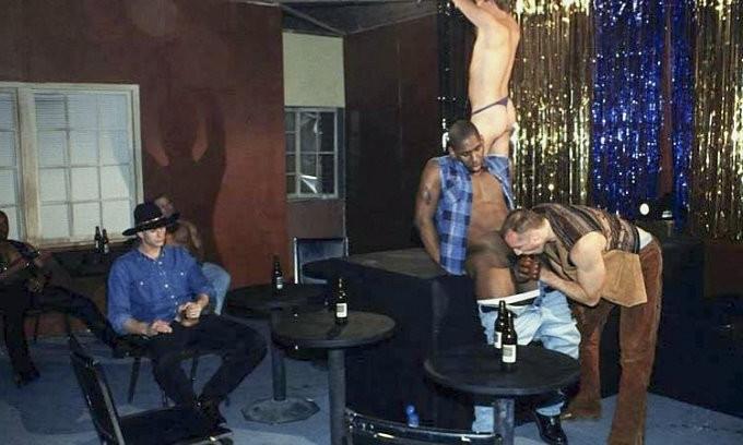 20P Black and white muscle knights sucking and cumming at gay bar