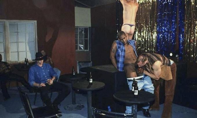 20P Black and white muscle knights sucking and cumming at gay bar