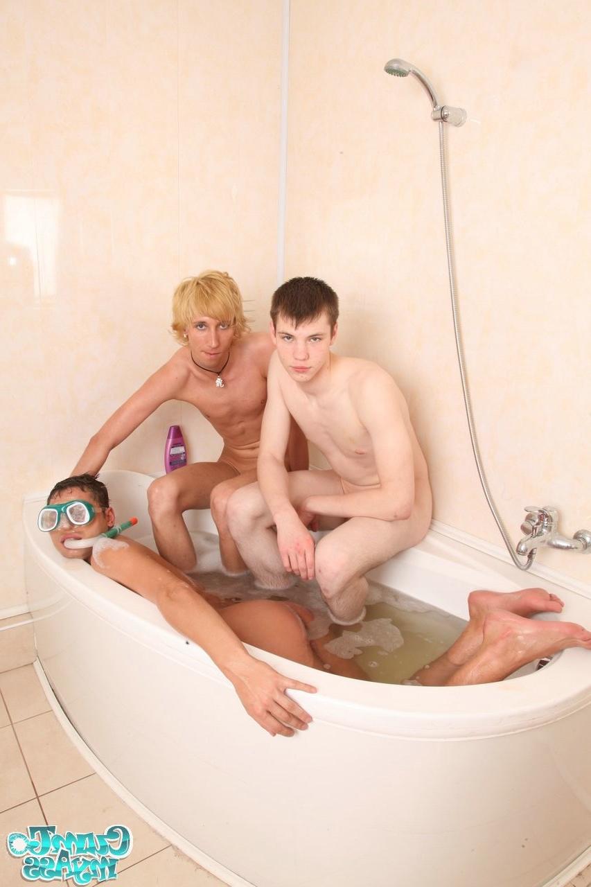 15P Hot three way sensual bath with eager sex starved twinks