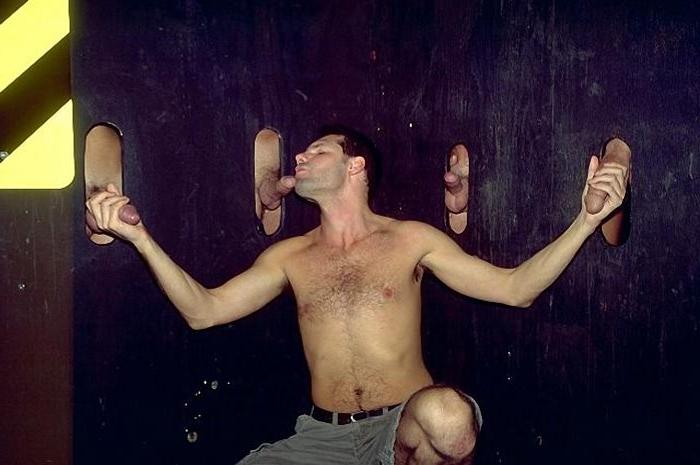 20P Crazy muscle enjoy glory hole sucking in a dark chillout room