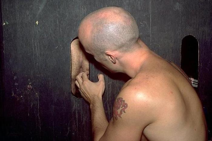 20P Crazy muscle enjoy glory hole sucking in a dark chillout room