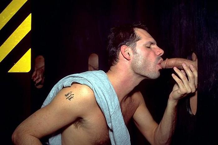 20P Crazy muscle enjoy glory hole sucking in a dark chillout room