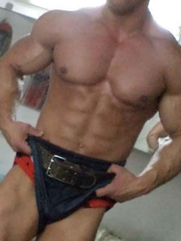 12P Muscular dude showing off at Boyfriend Nudes