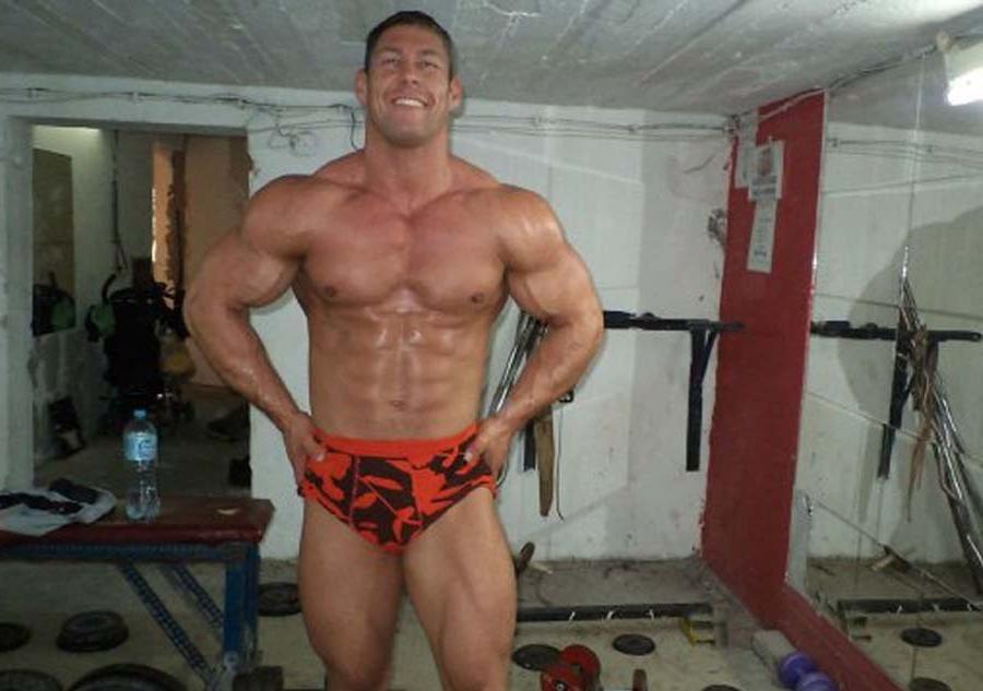 12P Muscular dude showing off at Boyfriend Nudes