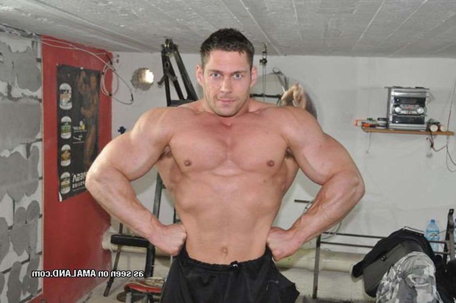 12P Muscular dude showing off at Boyfriend Nudes