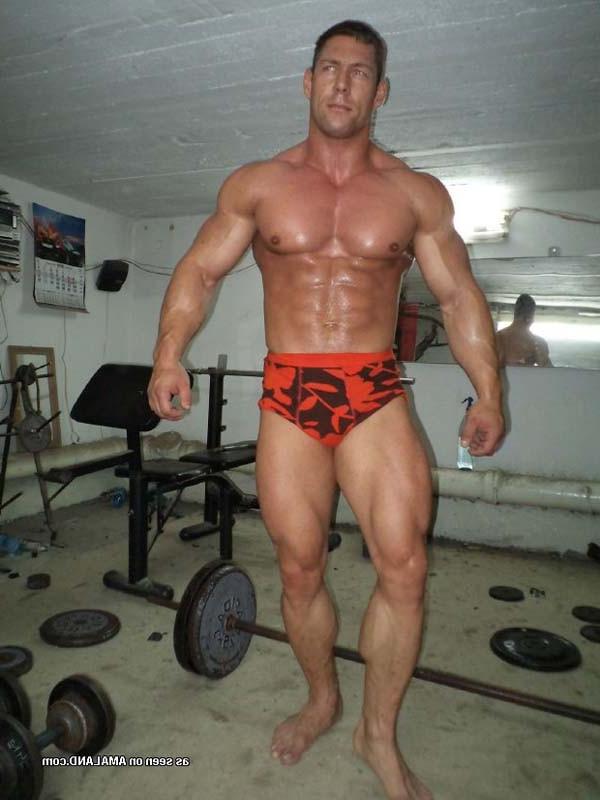 12P Muscular dude showing off at Boyfriend Nudes