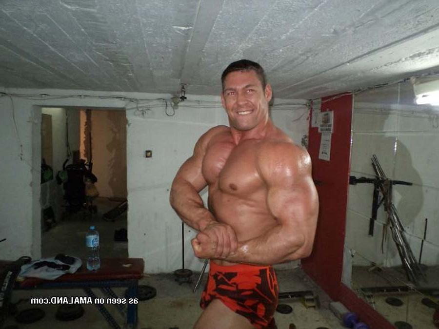 12P Muscular dude showing off at Boyfriend Nudes