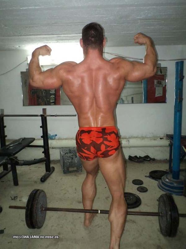 12P Muscular dude showing off at Boyfriend Nudes