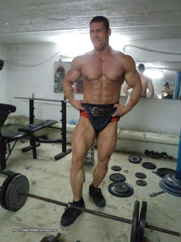 12P Muscular dude showing off at Boyfriend Nudes