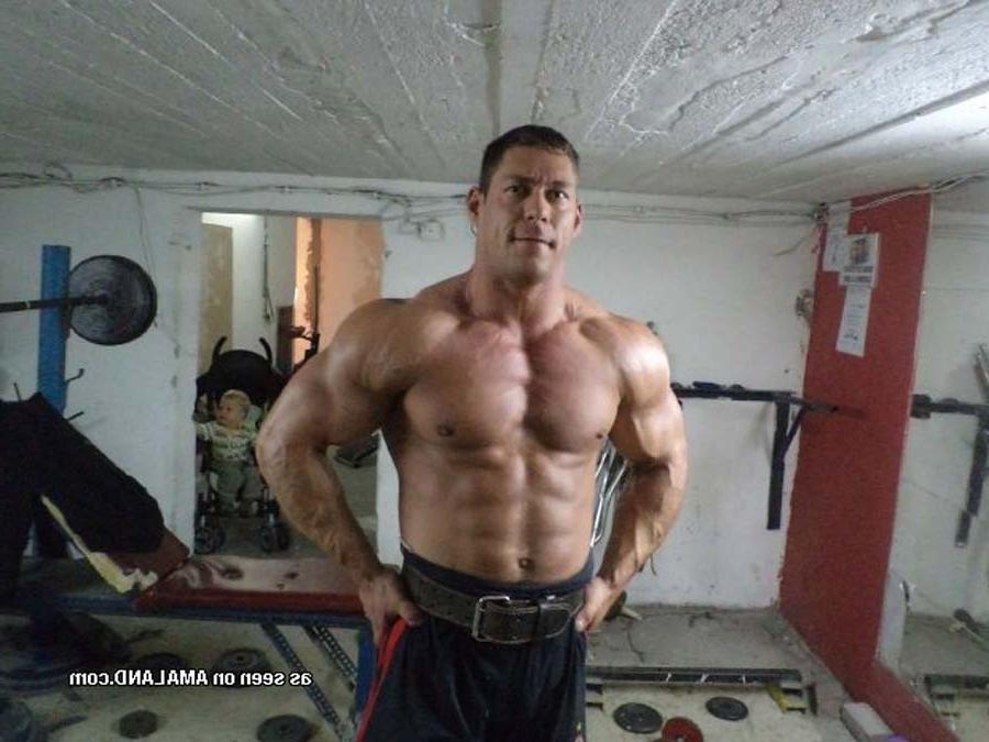 12P Muscular dude showing off at Boyfriend Nudes