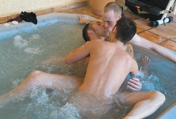 20P Four gorgeous twinks enjoy sucking and cumming in a warm jacuzzi
