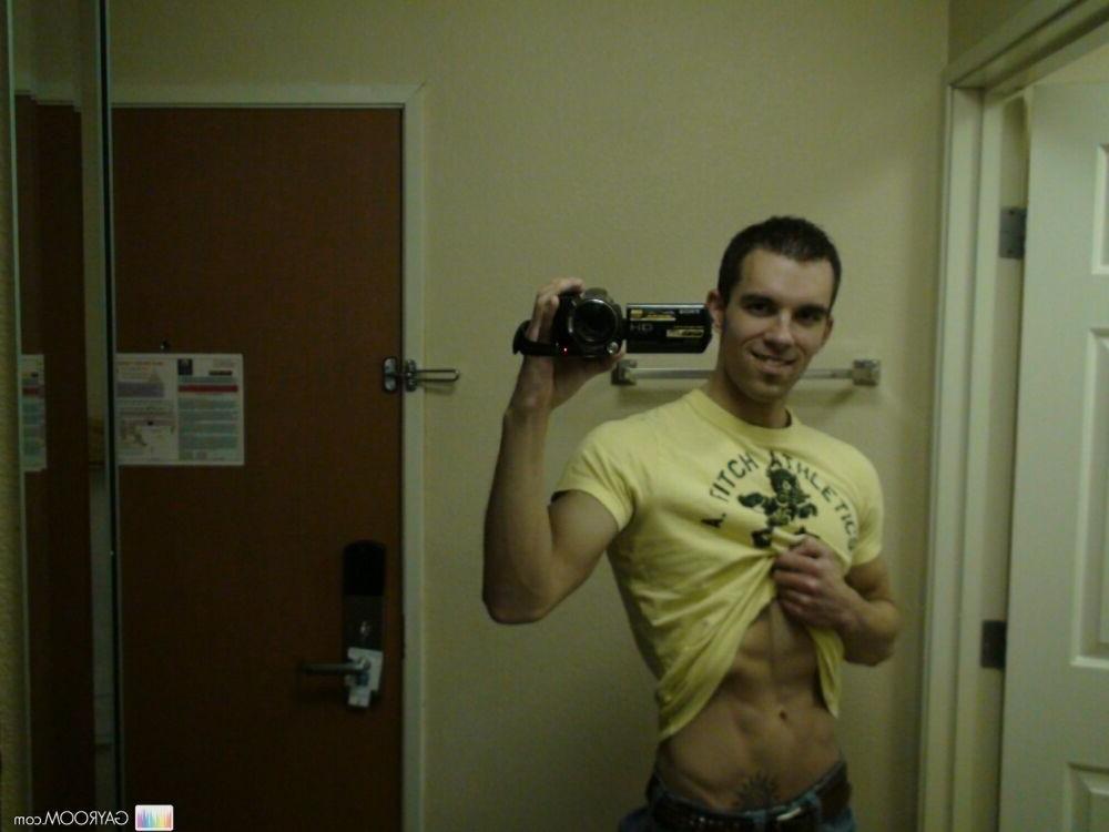 15P Horny amateur gays posing and fucking gallery 1
