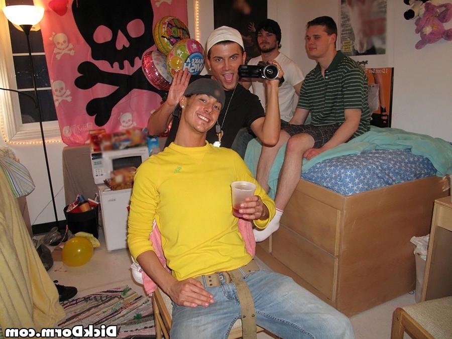 12P Check out these amazing hot fucking gay anal fucking college dorm room 3some par