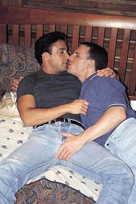 20P Muscle couple enjoy mutual sucking and facial cumming kick