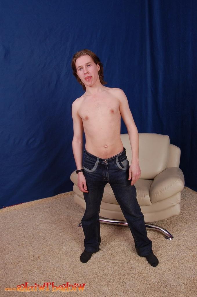 10P Solo twink shwos and jerks his long thick cock