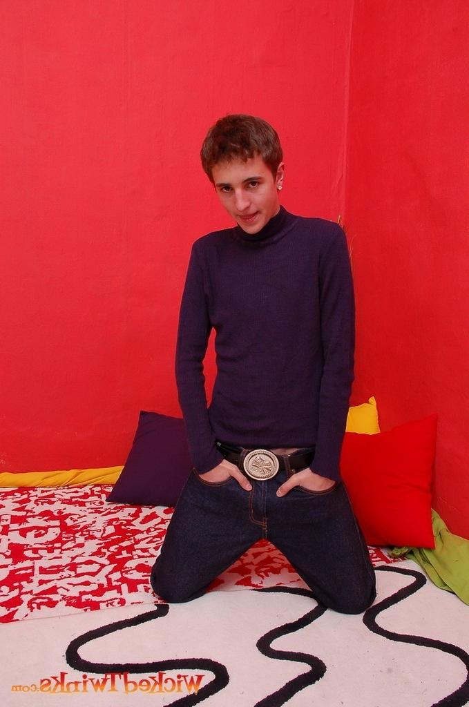 10P Solo twink shwos and jerks his long thick cock