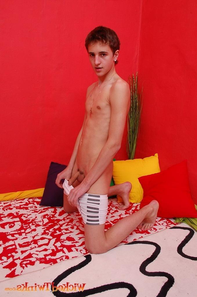 10P Solo twink shwos and jerks his long thick cock