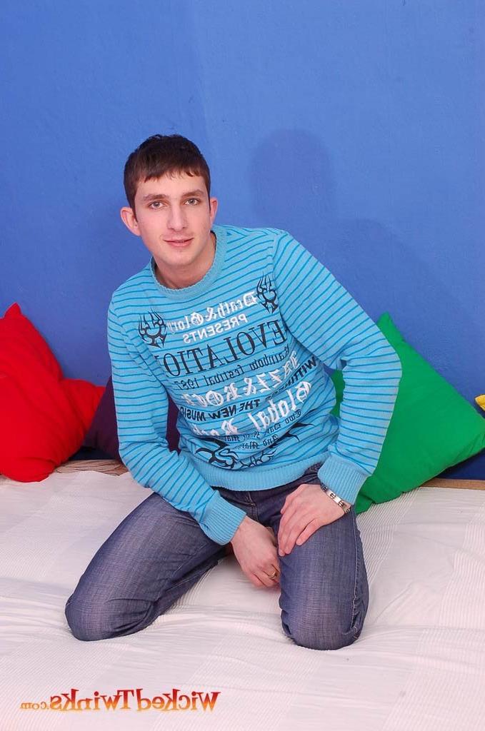 10P Solo twink shwos and jerks his long thick cock