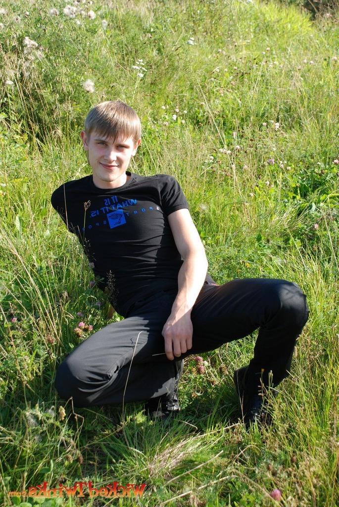 10P Solo twink shwos and jerks his long thick cock