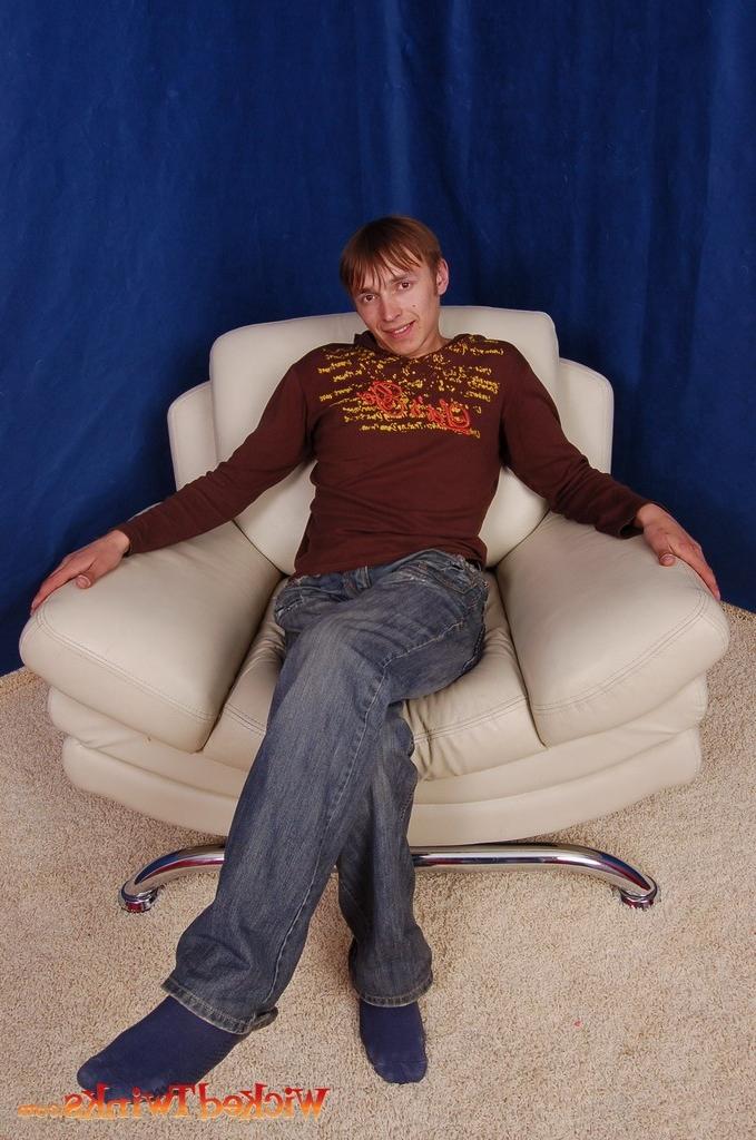 10P Solo twink shwos and jerks his long thick cock