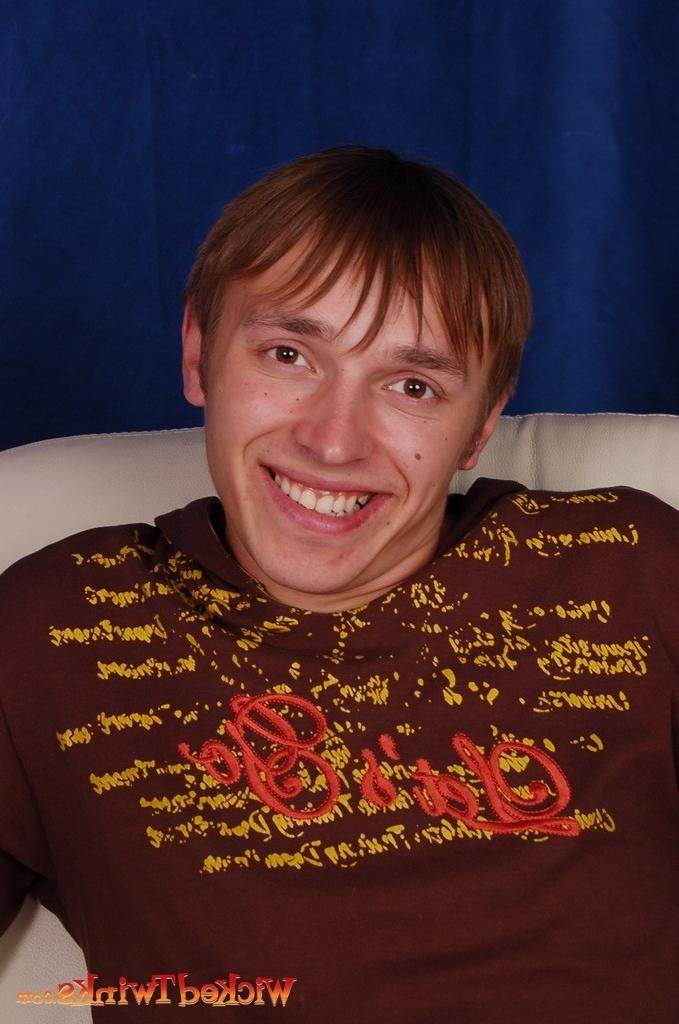 10P Solo twink shwos and jerks his long thick cock