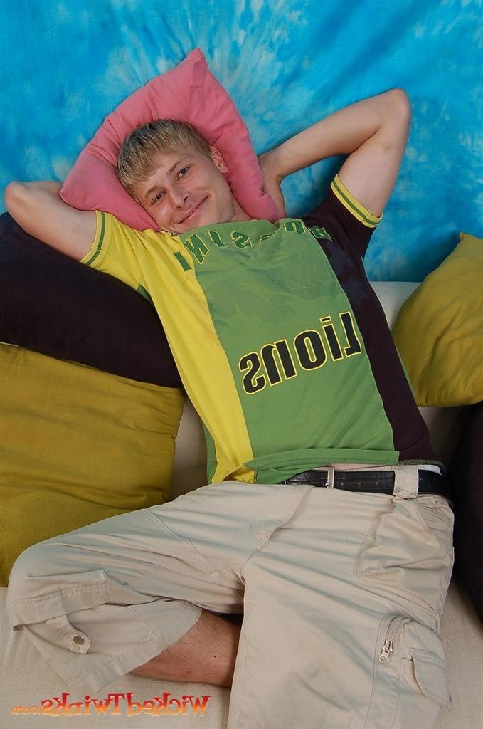 10P Solo twink shwos and jerks his long thick cock
